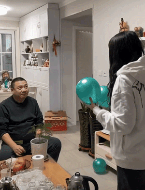 牛排|“女同事花1个月工资请我吃牛排，可我注意力全在她手上！”哈哈哈哈哈哈～