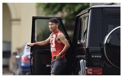 「C罗」于汉超离开拘留所细节！恒大高层与郑智前去接人，回家后与家人团聚