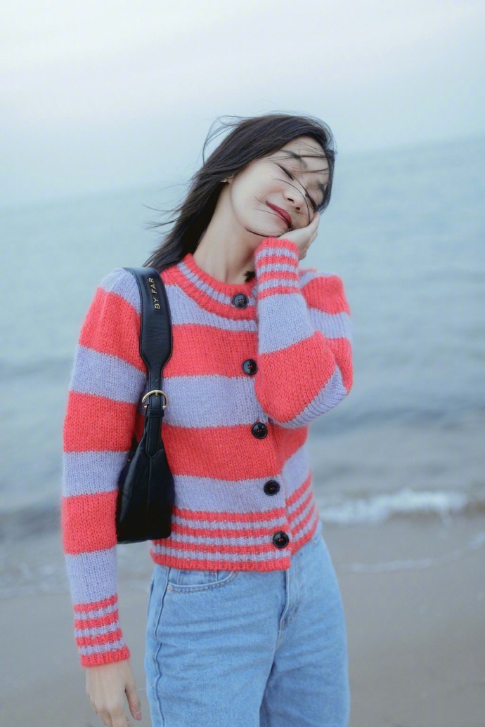 袁姗姗|袁姗姗一身休闲装扮现身海边,海风吹乱长发,光顾着美了,冷吗?