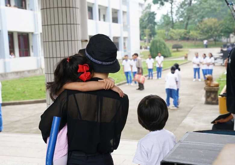 邓超|孙俪带儿女探班邓超，等等吃醋别人演儿子，小花裤子实力抢镜