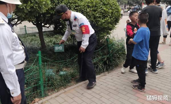 猛犸视频|孩子们一脚踢飞足球，捡球时竟发现一堆被盗窃赃物