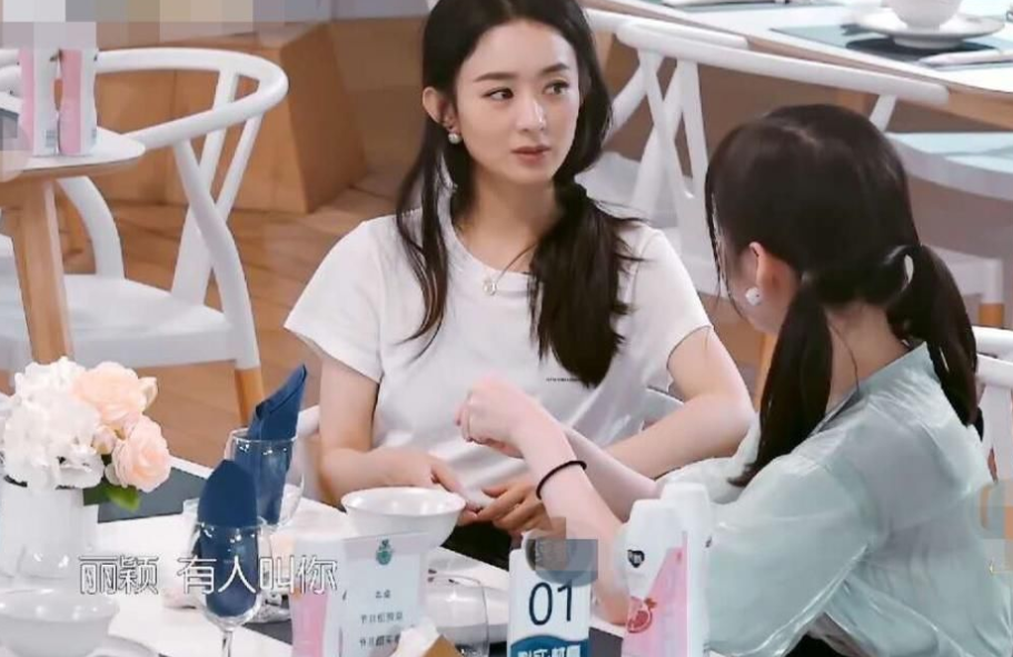 赵丽颖|李浩菲在后厨刷一个小时碗，赵丽颖做的事情引热议：难怪被吐槽