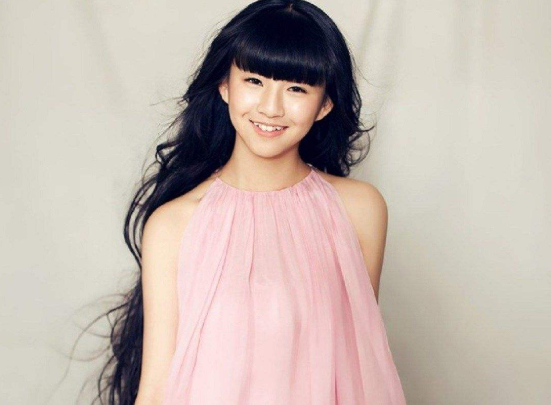 小彩旗|小彩旗：春晚一转成名，因叛逆被杨丽萍放弃培养，21岁胖成大妈