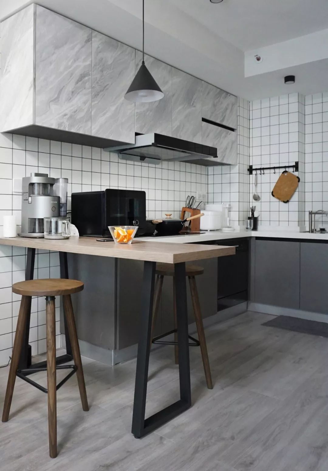 ：25m2迷你loft单身公寓，黑白灰+原木设计，简约又有格调！