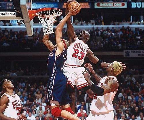 迈克尔·乔丹：1996年，“飞人”乔丹成为自由球员，当时联盟各队的报价如何？