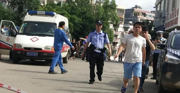 #校园安全#1名保安砍伤40余小学生和教职工，校长重伤送医