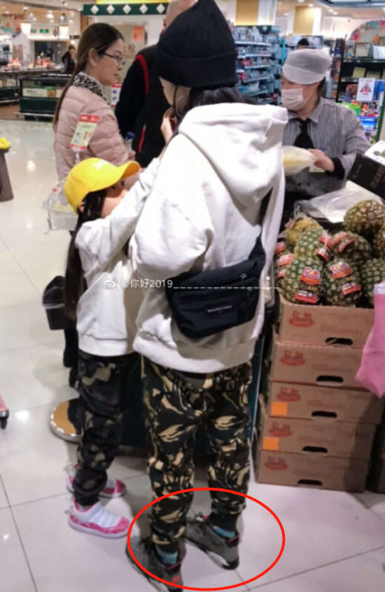 李小璐|PGone吃醋？李小璐贾乃亮打情骂俏后又合体，他喝白酒一口闷