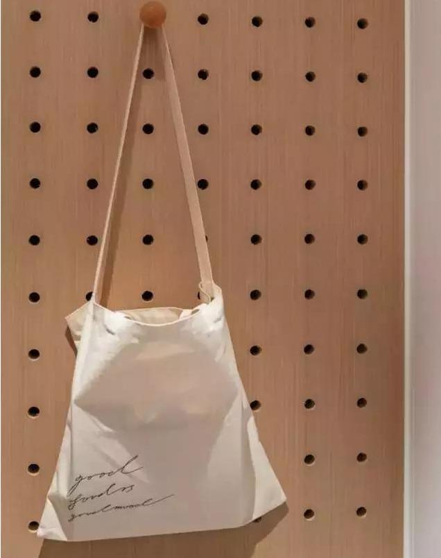 「」35岁大龄剩女啃老和父母挤28㎡，老房脏乱差，父亲被迫离家