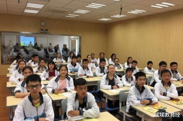 中学|孩子考上一所普通中学后，成绩一直保持第一，老师却说：建议转学