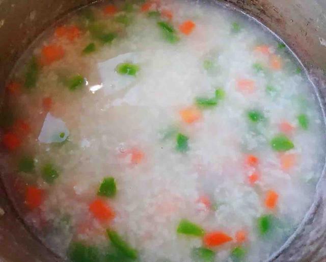 『』虾仁别再炒着吃，满满一锅美味营养，孩子春天长个子就靠它