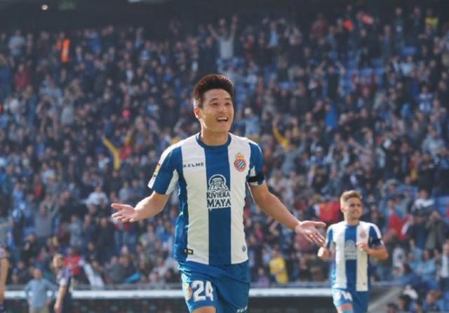 「武磊」“中国球王”武磊身价千万，妻子气质出众，儿女双全家庭幸福