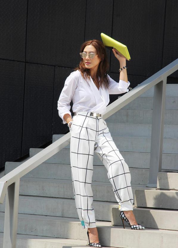 人世间|应采儿这么穿衣服太高调了,短裙造型显出长腿,大V领更抢镜