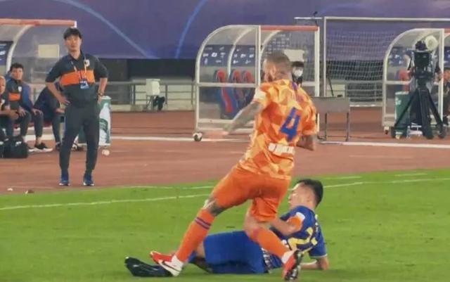 江苏苏宁|苏宁外援卡达尔虽说上来得晚,但下去的早,替补登场仅5分钟染红