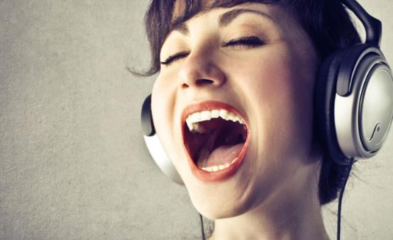 #gaga#唱歌发烧友保护嗓子 唱前先热身少唱高音