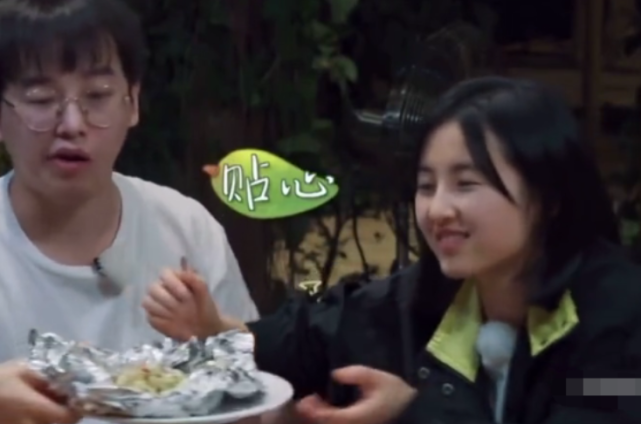 「彭昱畅」张子枫急着吃花甲,却被彭昱畅阻止,下一秒看到他做了啥,甜到我了