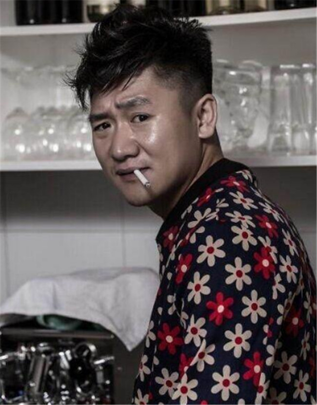 杨一威|跑了12年龙套无人识，拉泡“屎”却意外走红，得徐克赏识重用