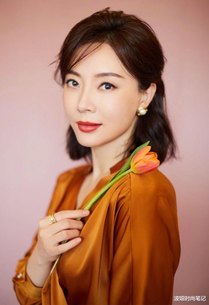 发型|女人过了40岁尽量少烫“大妈卷”，试试这4种发型，时髦显气质