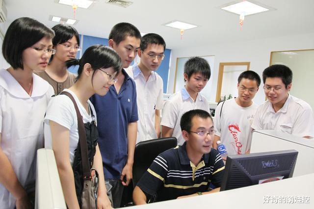 大学|儿子收到211大学录取通知书，父母高兴打开却哭了，无奈选择复读