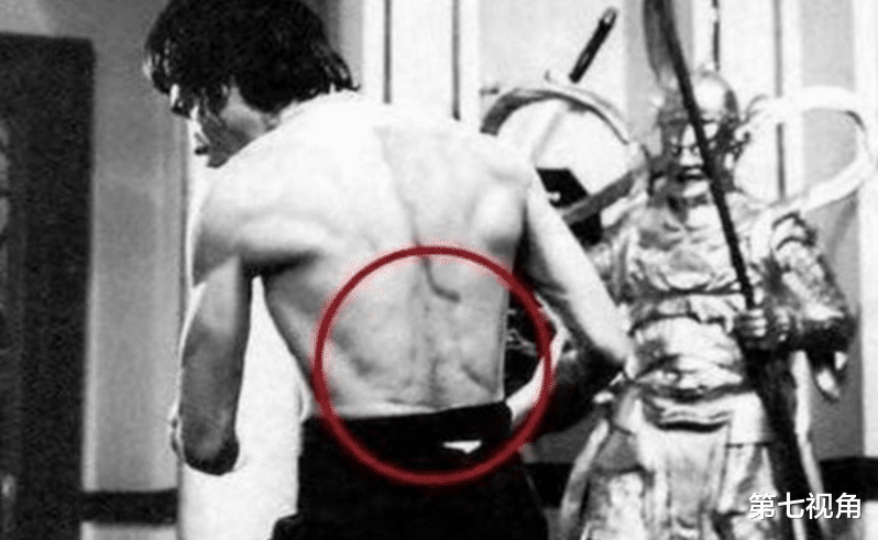 李小龙|李小龙的身体有多强悍？一组肌肉照曝光，背后竟练出“圣诞树”