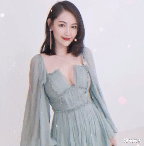 『马蓉』马蓉晒童年对比照,小时候软萌可爱,如今性感有女人味