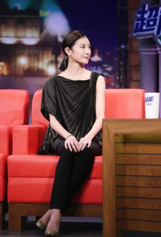 眼妆|Lisa前队友曾被YG拒绝出道？她用2年时间换了张脸，高级了“1000倍”！