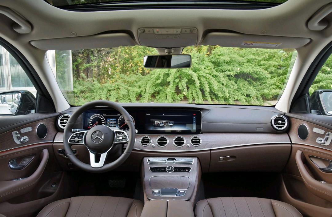 『奔驰E级』年收入30万，买一辆奔驰E300L合适吗？后期养车压力大不大？