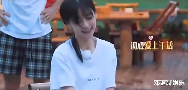 刘宪华|Baby录节目劈柴却被吐槽作秀？看清她裤子上的东西：网友都沉默了！