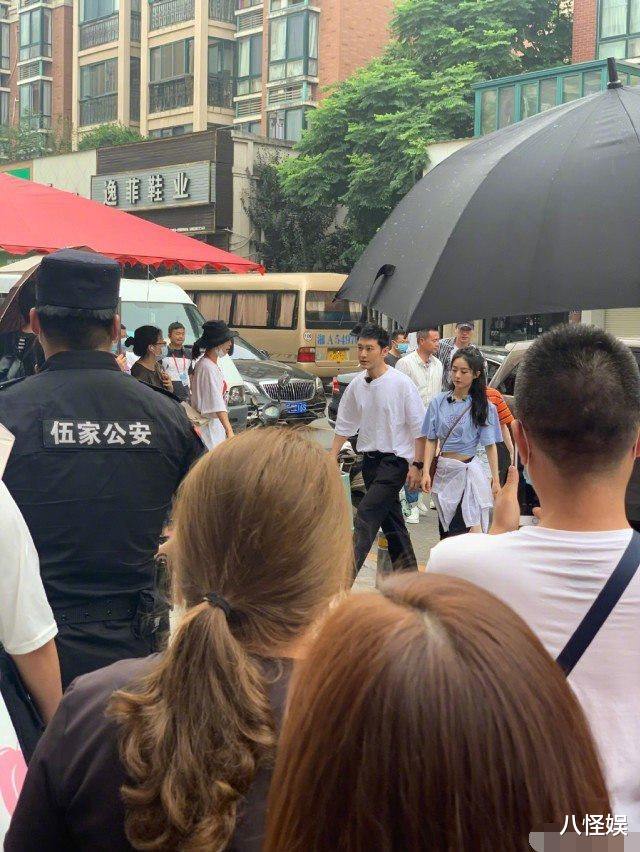 赵丽颖▲太会穿！赵丽颖综艺最新路透，穿露脐装腰间系外套完美秀出蚂蚁腰