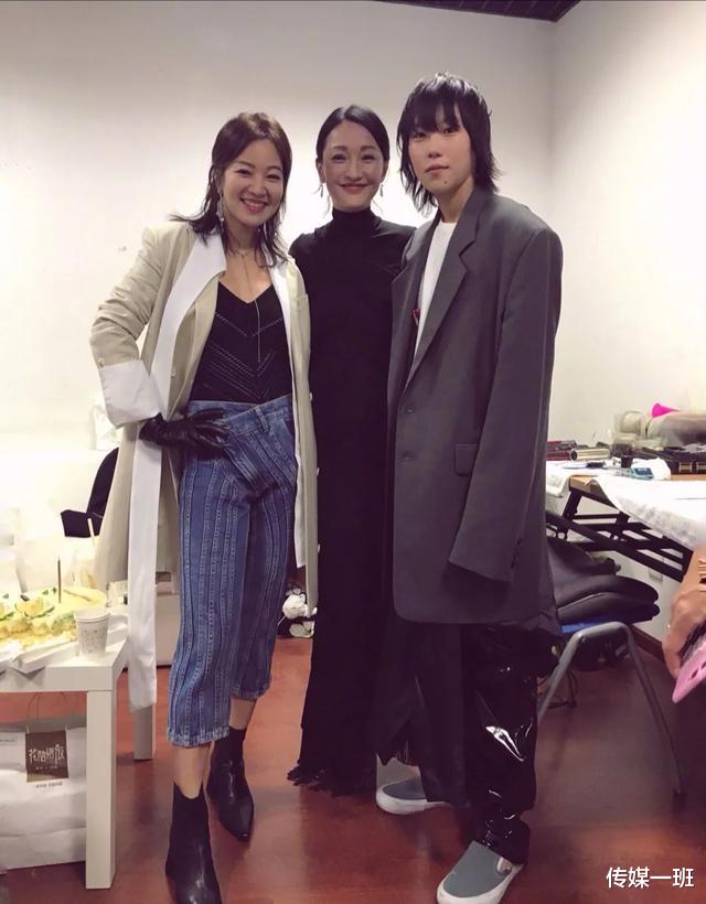 窦靖童|窦靖童和窦佳嫄，长相酷似双胞胎，天后王菲却令两人差距太大