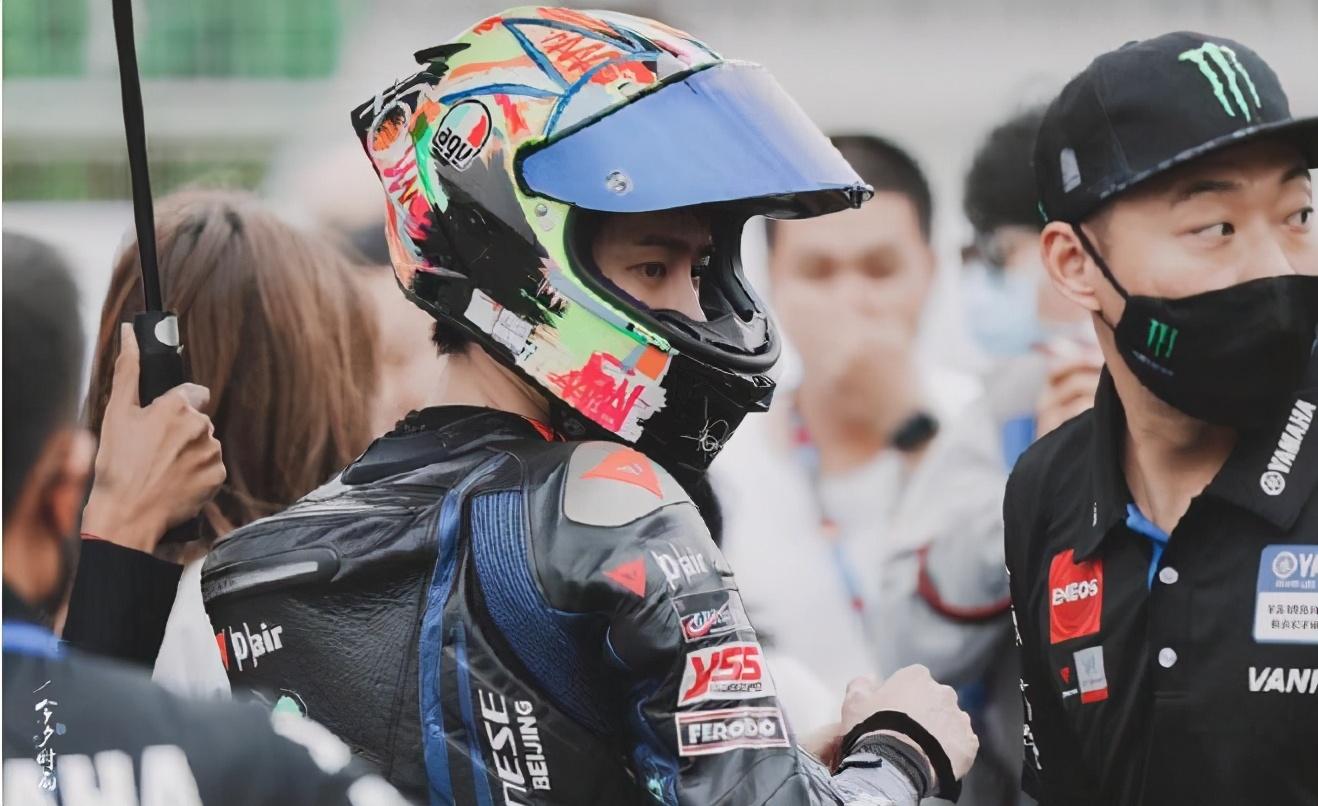 王一博|王一博事件反转？自己失误导致摔车，职业赛车手人设引质疑