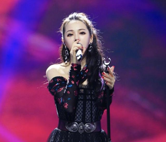 王霏霏|38岁王智被骂上热搜：一手好牌打到稀巴烂，她到底错在哪？