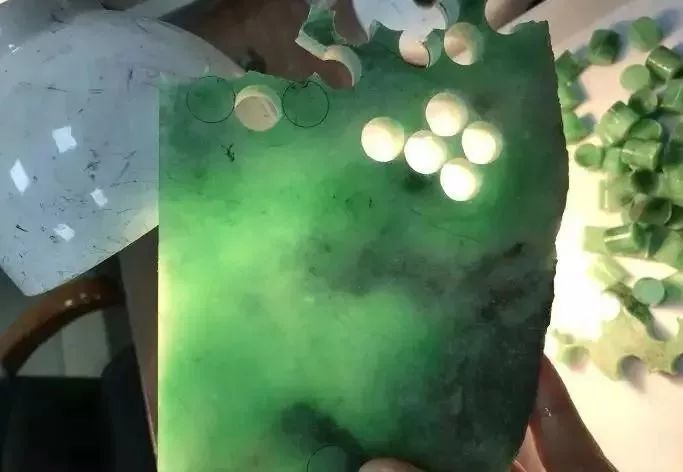 小叶紫檀@土豪表哥200公斤原石取车珠子，百万翡翠被钻成马蜂窝，豪气！