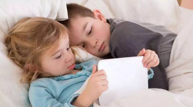 |三类手机软件不适合孩子玩，有种看似对学习有帮助，实际影响学业