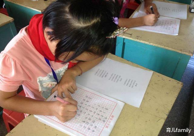 书法：?小学生“99分试卷”火了，卷面整洁却犯小错，老师：不忍心扣分