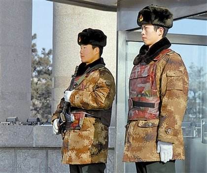 『』为何中国士兵站岗时，两人只拥有一把枪？只因这一悲剧至今不敢忘