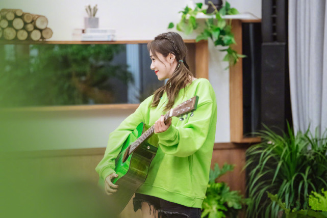 衬衫|刘芸在机场扎起双马尾,穿一条白色衬衫裙,不像已经38岁!