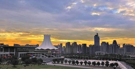 桂林|越南游客到中国桂林坐高铁，忍不住问朋友：这真是三线城市吗？