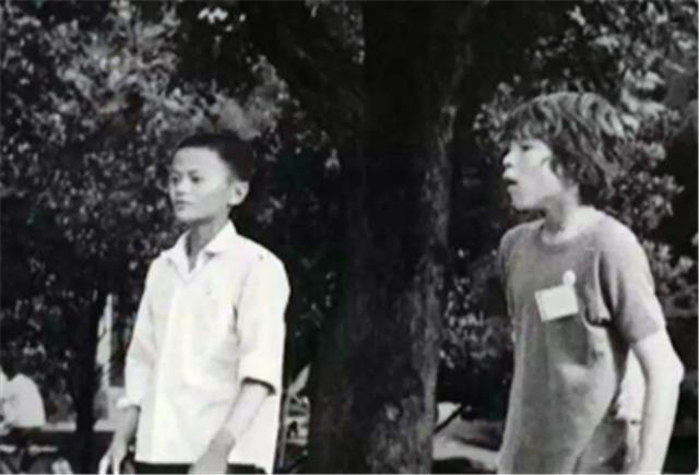 马云|32年前,他资助了马云200元,现在的马云给了他2000万美元