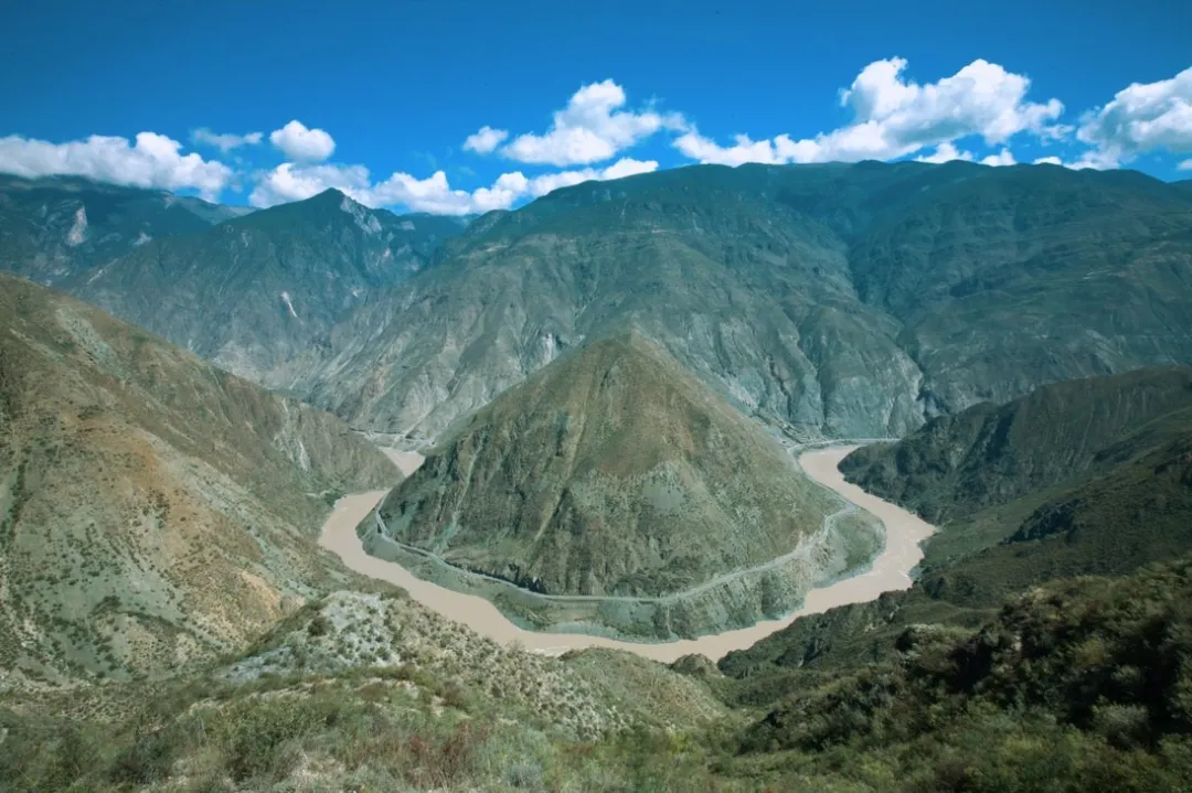 丹霞地貌|云南这几条魔鬼公路，看完就开始瑟瑟发抖！普通司机根本不敢去