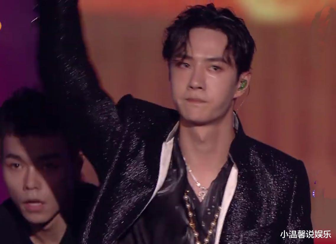 王一博|8.18直播现场忘开滤镜,王一博唱歌被怼脸拍,真实皮肤意外被拍