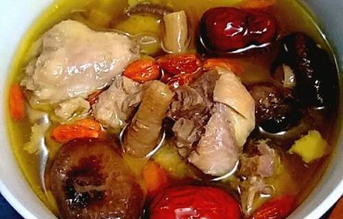 []炖鸡时，有人先焯水，也有人直接炖，其实都不对！这才是正确做法