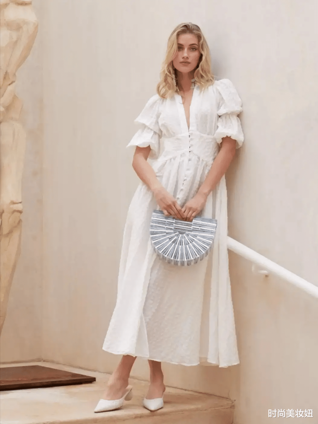 连衣裙|阿娇离婚后形象大变，一刀切短发配黑色连衣裙时尚霸气，太美了