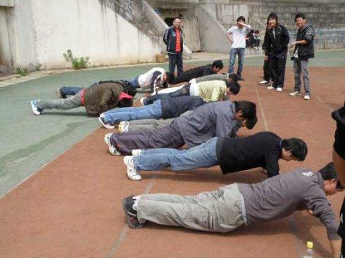 『俯卧撑』这么做俯卧撑，会毁掉你的胸肌！