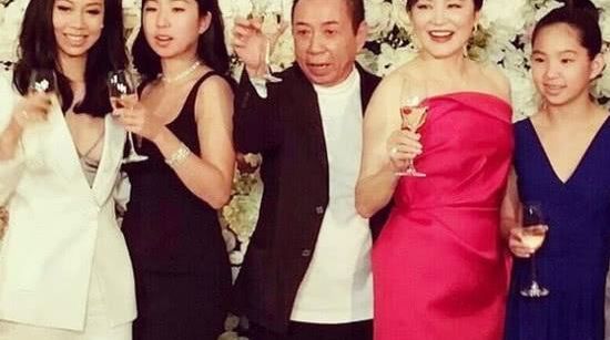 林青霞|66岁林青霞近照,两个女儿长得比她还美,老公颜值一言难尽