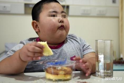 双胞胎@双胞胎兄弟，哥哥常喝牛奶弟弟常喝豆浆，1年后差距肉眼可见