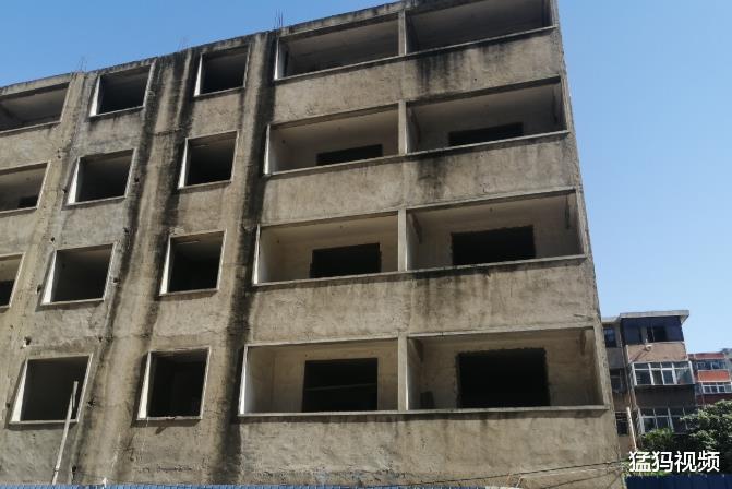 猛犸视频|平顶山这家烂尾小区居民好尴尬 买房8年入不了户口
