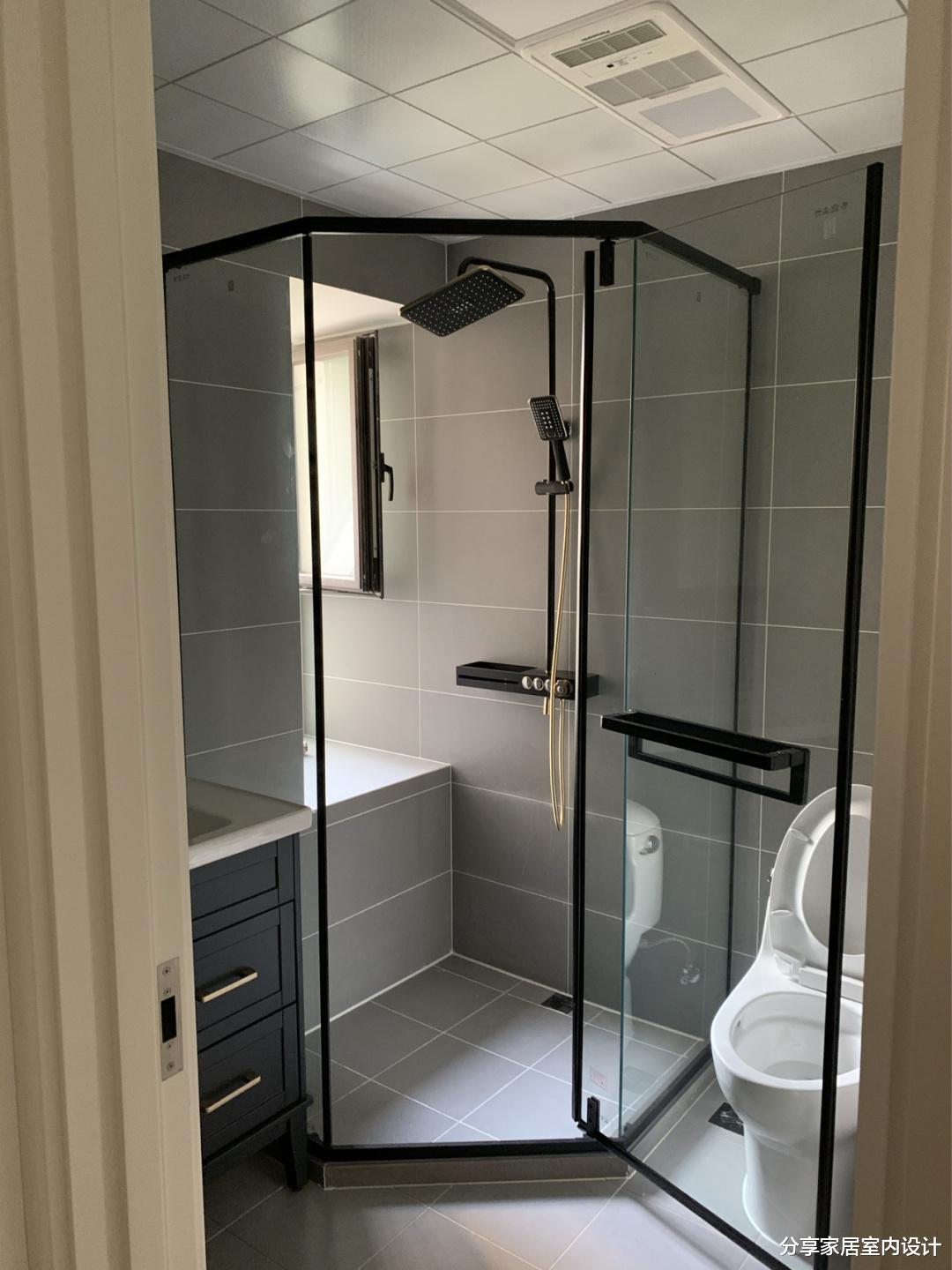 |装修完工啦，家具陆续进场，全屋定制柜子很满意，女儿参观很高兴