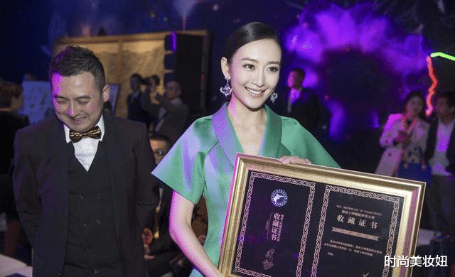 王鸥|王鸥看秀太会穿了，一身薄荷绿套装配低马尾优雅高级，美成焦点