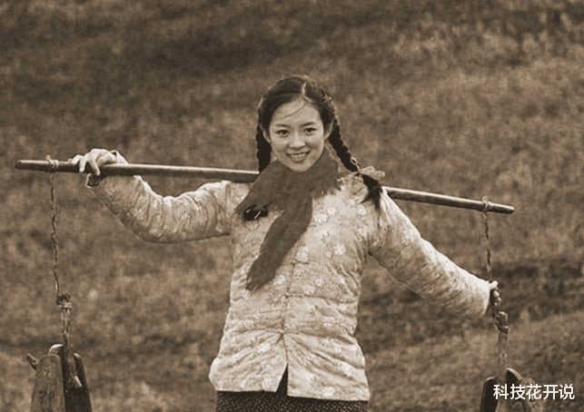 章子怡|无法重拍瞬间：邓丽君给三毛颁奖，挑水的章子怡，光肩膀拍摄的陈凯歌张艺谋