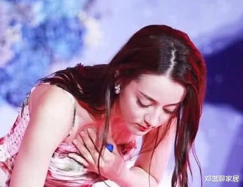 [杨幂]都说迪丽热巴走到哪捂到哪，唯独这次忘记了，穿红色V字长裙A爆全场